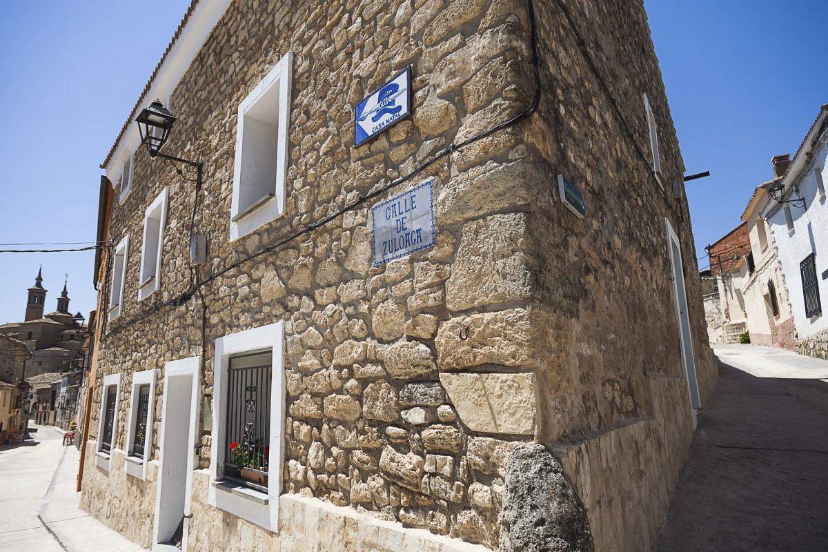 Una construcción de piedra en la calle Zuloaga de Fuendetodos