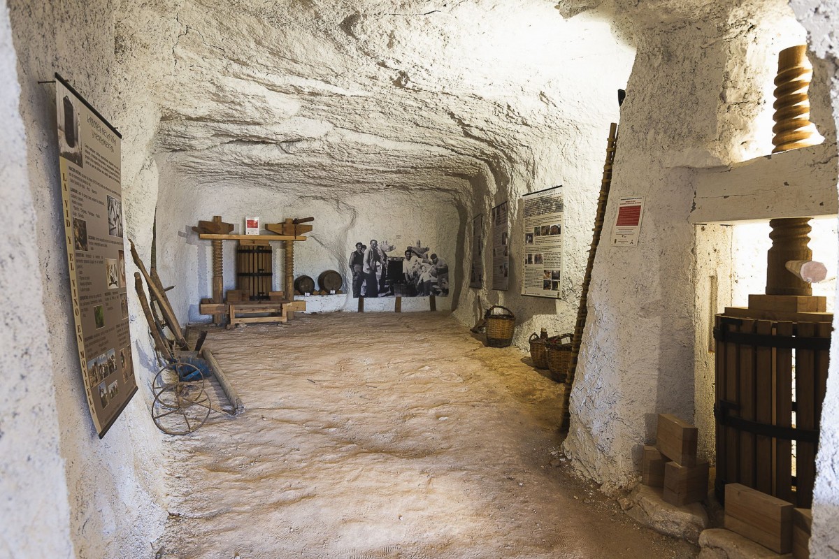 Cuevas en Moyuela, antaño usadas cono bodega, se pueden visitar en la actualidad