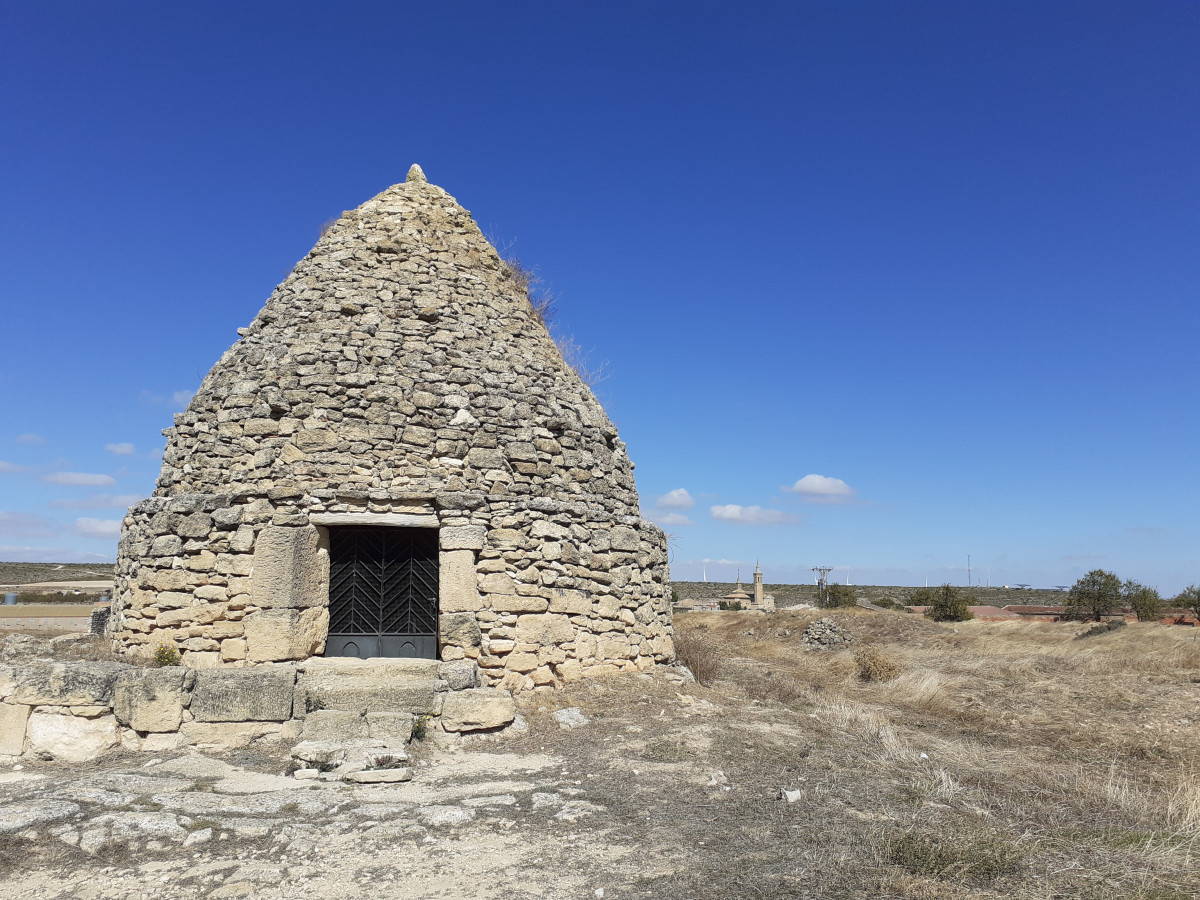 La Nevera de Culroya, en Fuendetodos, está construida con piedra caracolea
