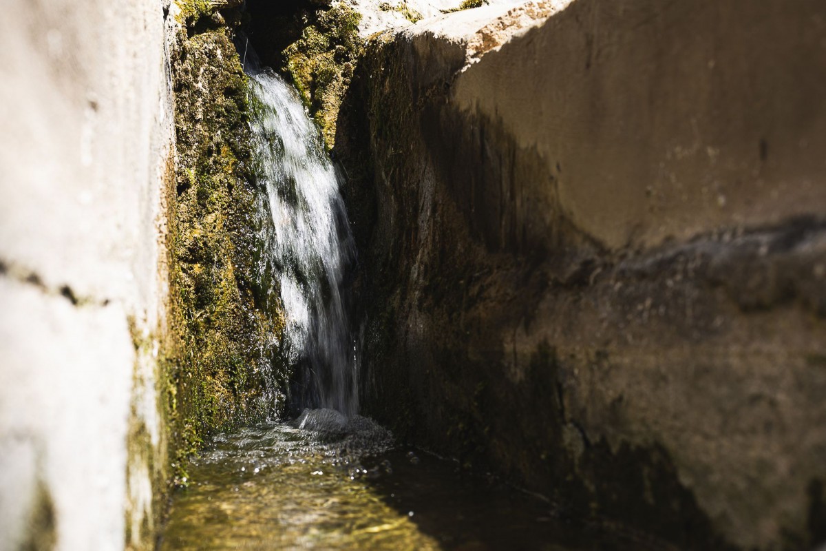 Un detalle del agua en el lavadero de Plenas