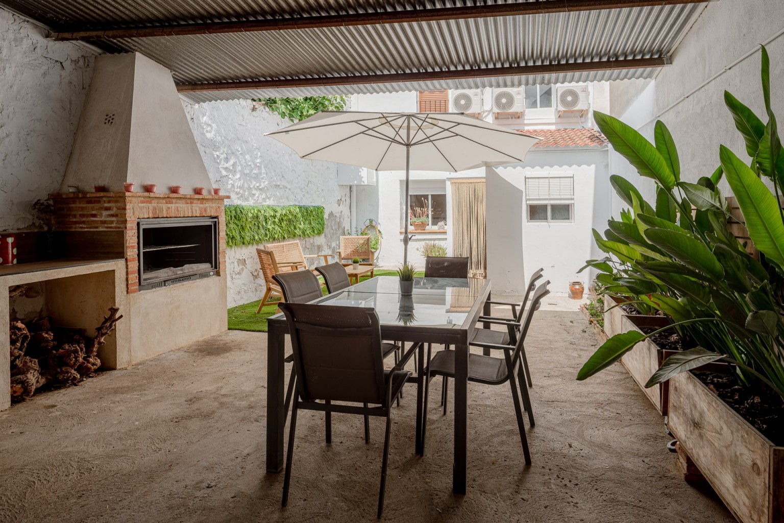 01-casa-rural-la-flor-del-azafran-lecera-patio-y-barbacoa