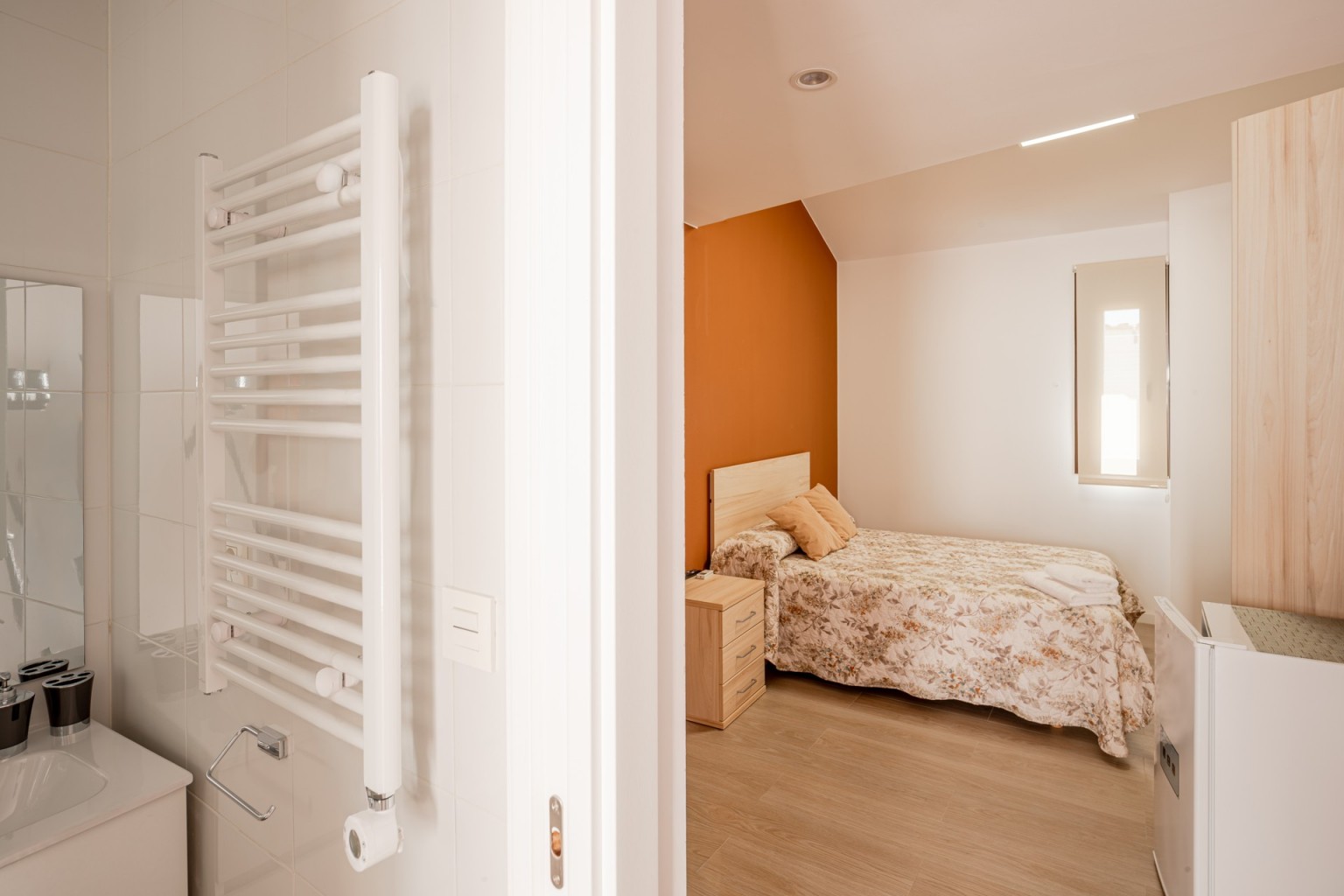 01-pension-paris-almonacid-de-la-cuba-dormitorio-y-bano