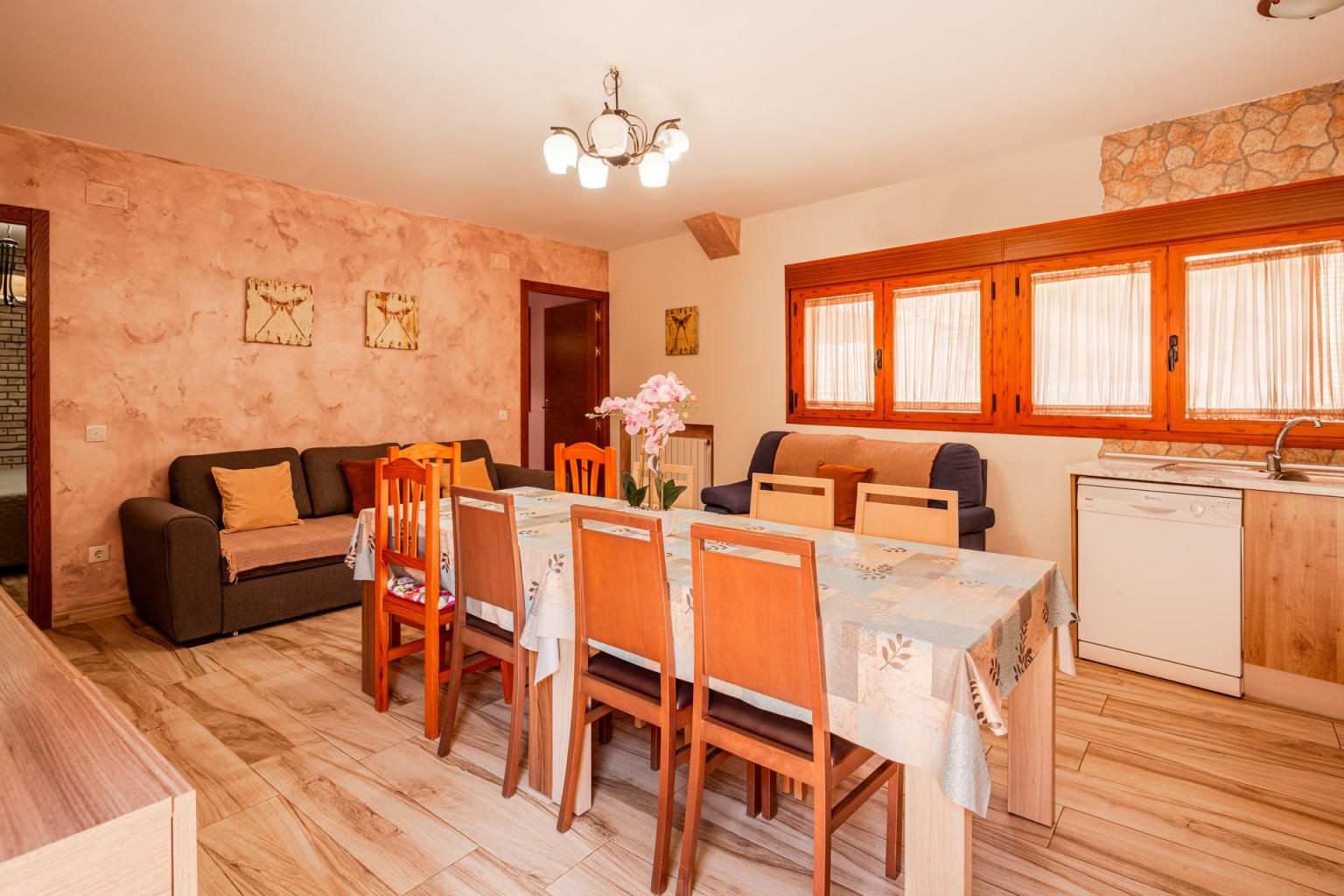 02-apartamentos-rurales-los-zafranales-codo-salon-cocina-comedor