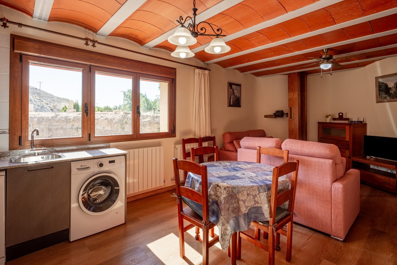02-apartamentos-rurales-molino-alto-almonacid-de-la-cuba-salon-cocina-comedor