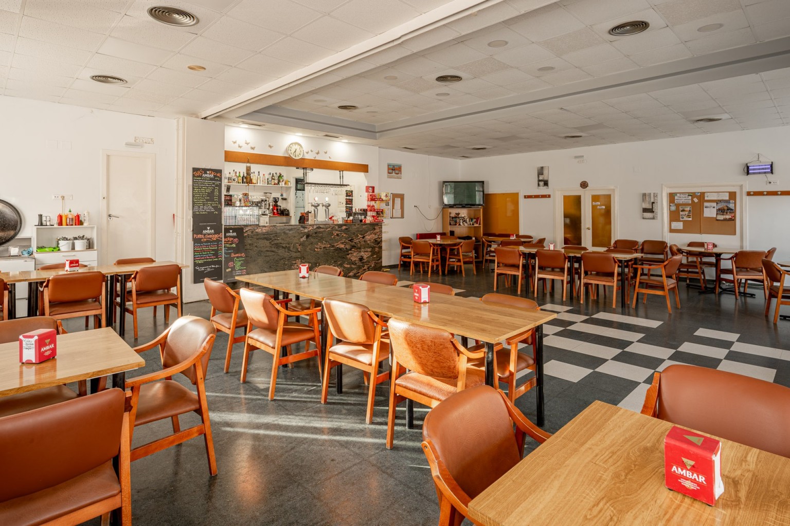 02-bar-la-tercera-edad-azuara-comedor