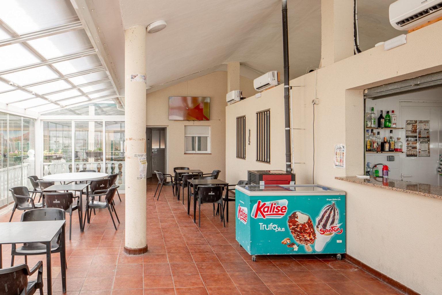 02-bar-lagata-lagata-interior