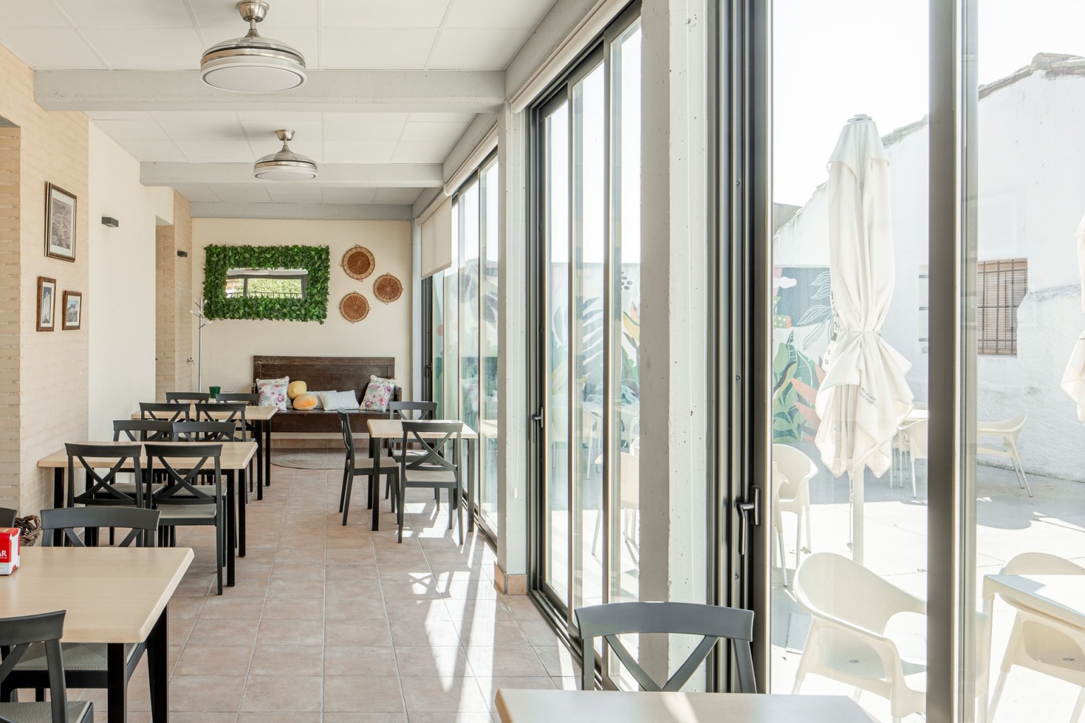 02-bar-restaurante-aguasvivas-almochuel-terraza-acristalada