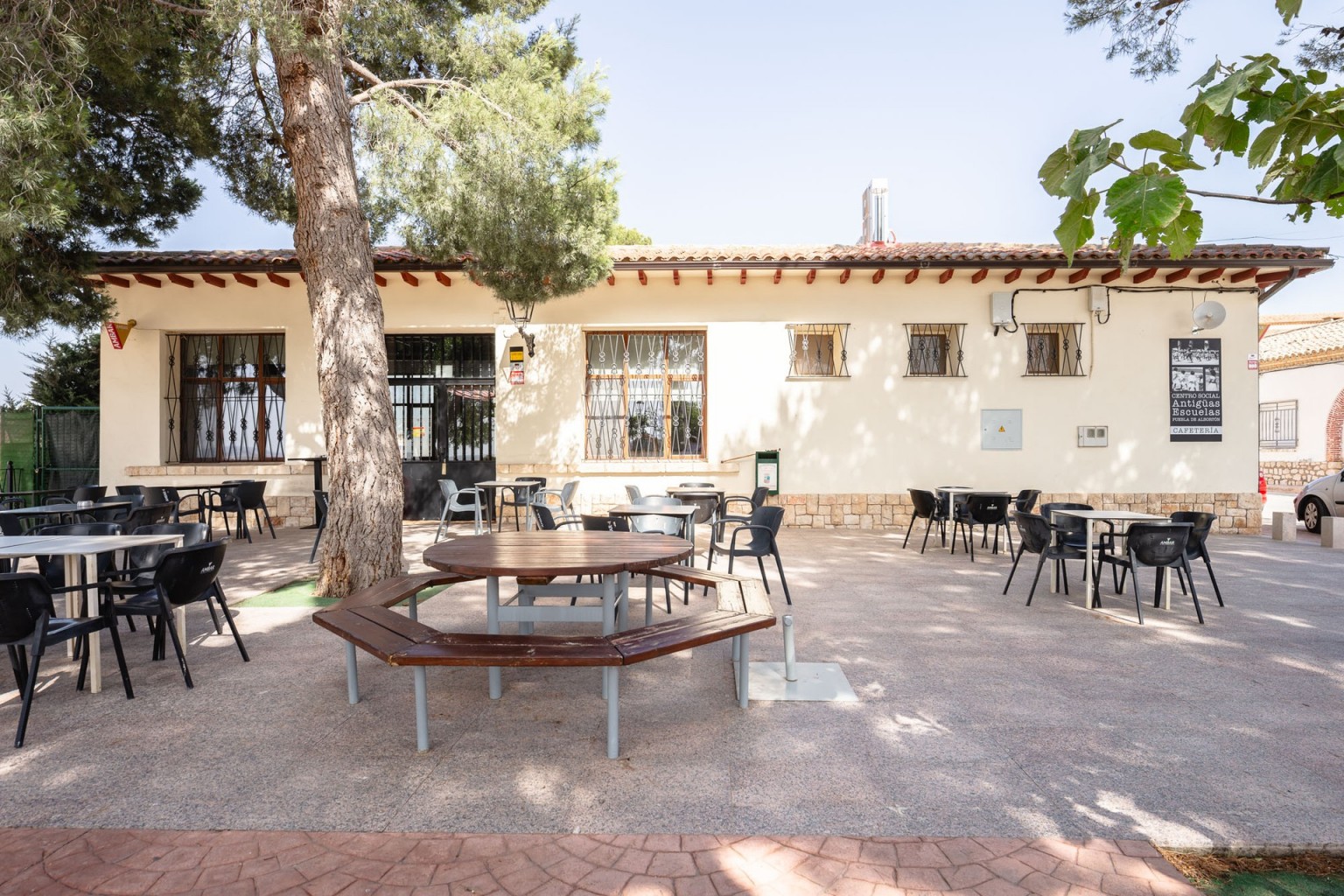 02-bar-restaurante-antiguas-escuelas-la-puebla-de-alborton-terraza
