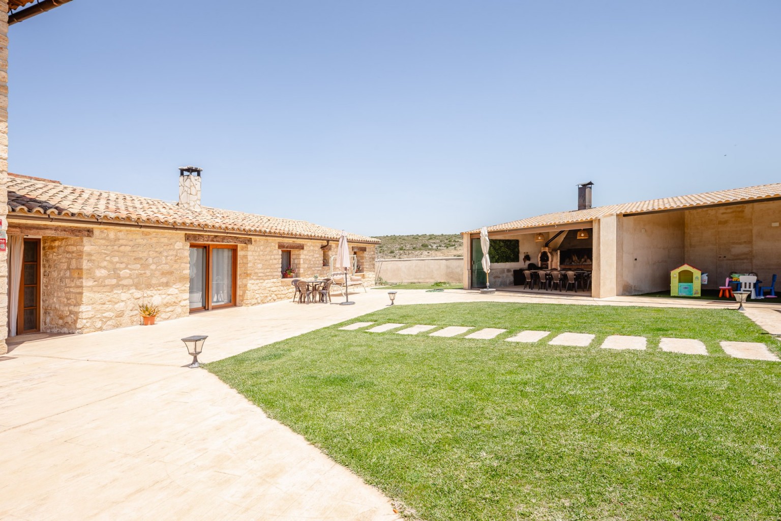 02-casa-rural-el-mirador-de-goya-fuendetodos-jardin