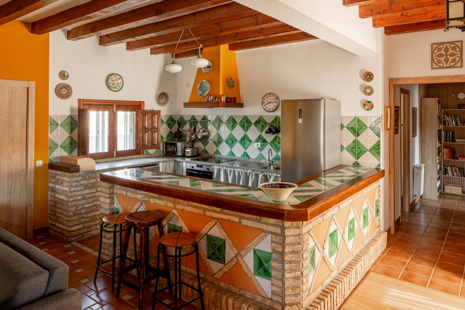 02-casa-rural-entre-dos-aguas-azuara-salon-cocina
