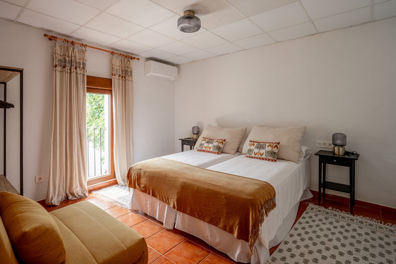 02-casa-rural-la-flor-del-azafran-lecera-dormitorio