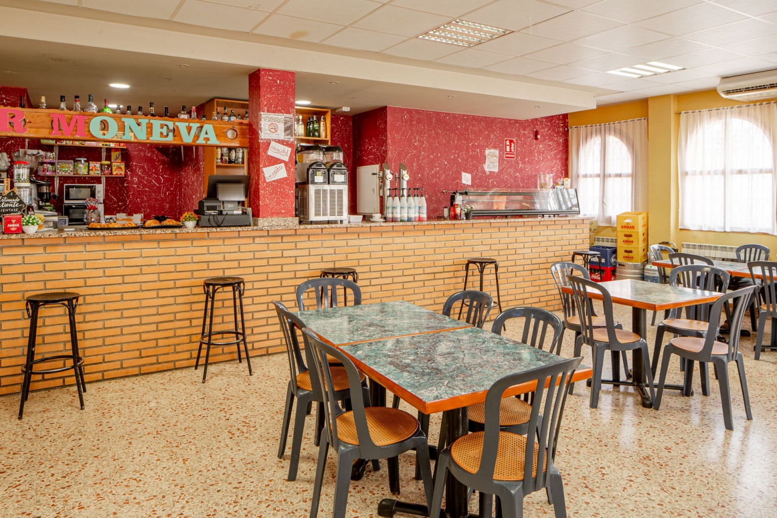 02-centro-sociocultural-moneva-moneva-barra-y-comedor