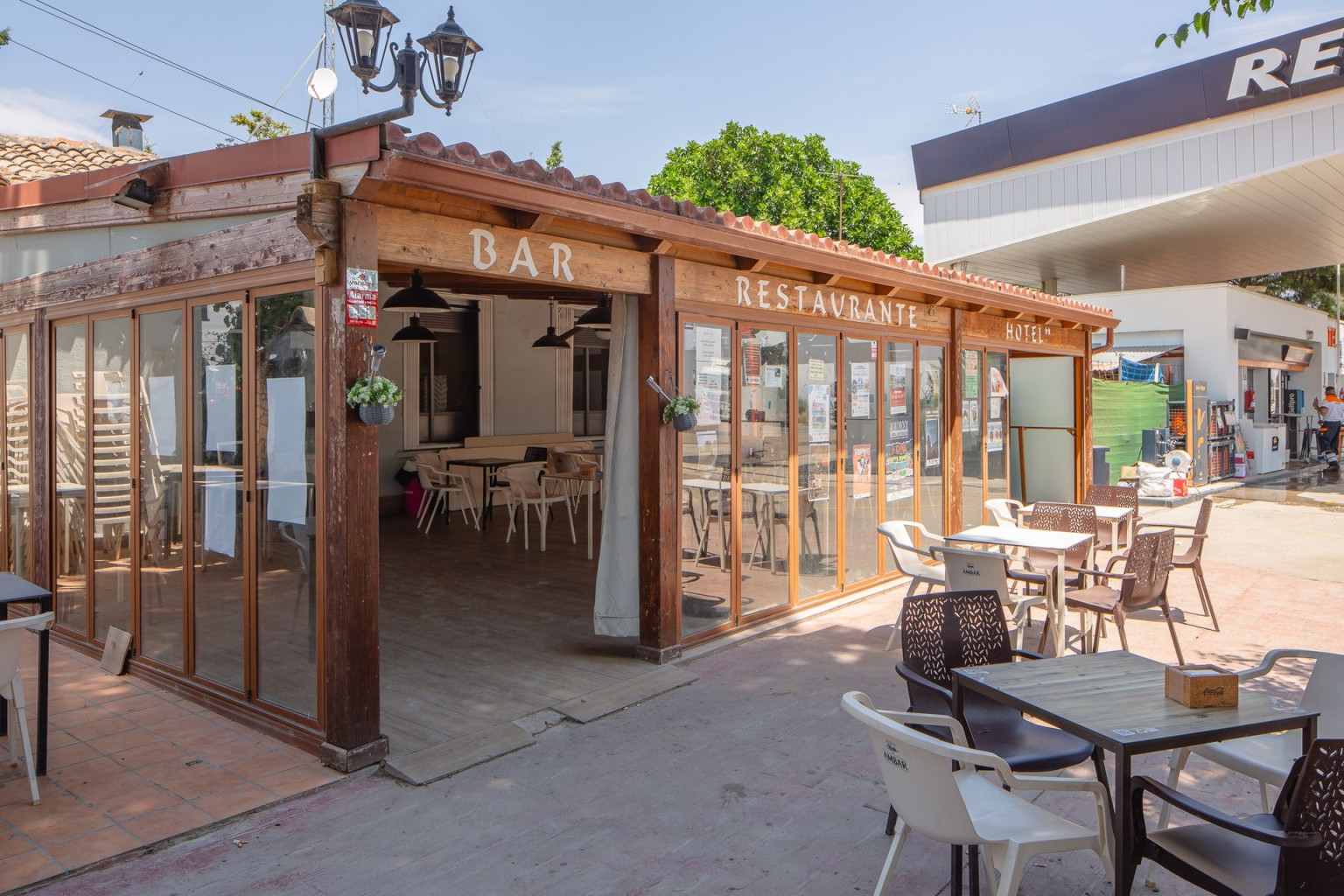 02-restaurante-la-gasolinera-lecera-terraza-cubierta