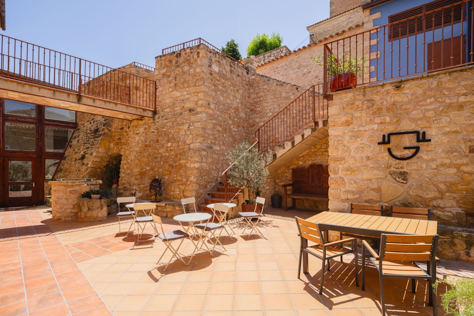 03-apartamentos-rurales-villa-de-goya-fuendetodos-patio