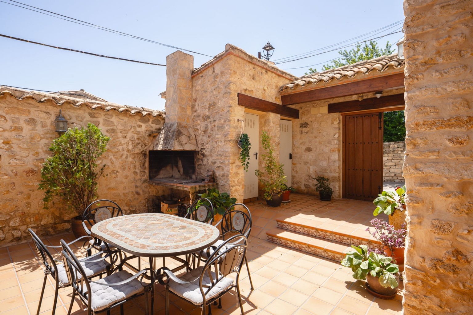 03-casa-rural-el-rincon-del-mielero-fuendetodos-patio-y-barbacoa