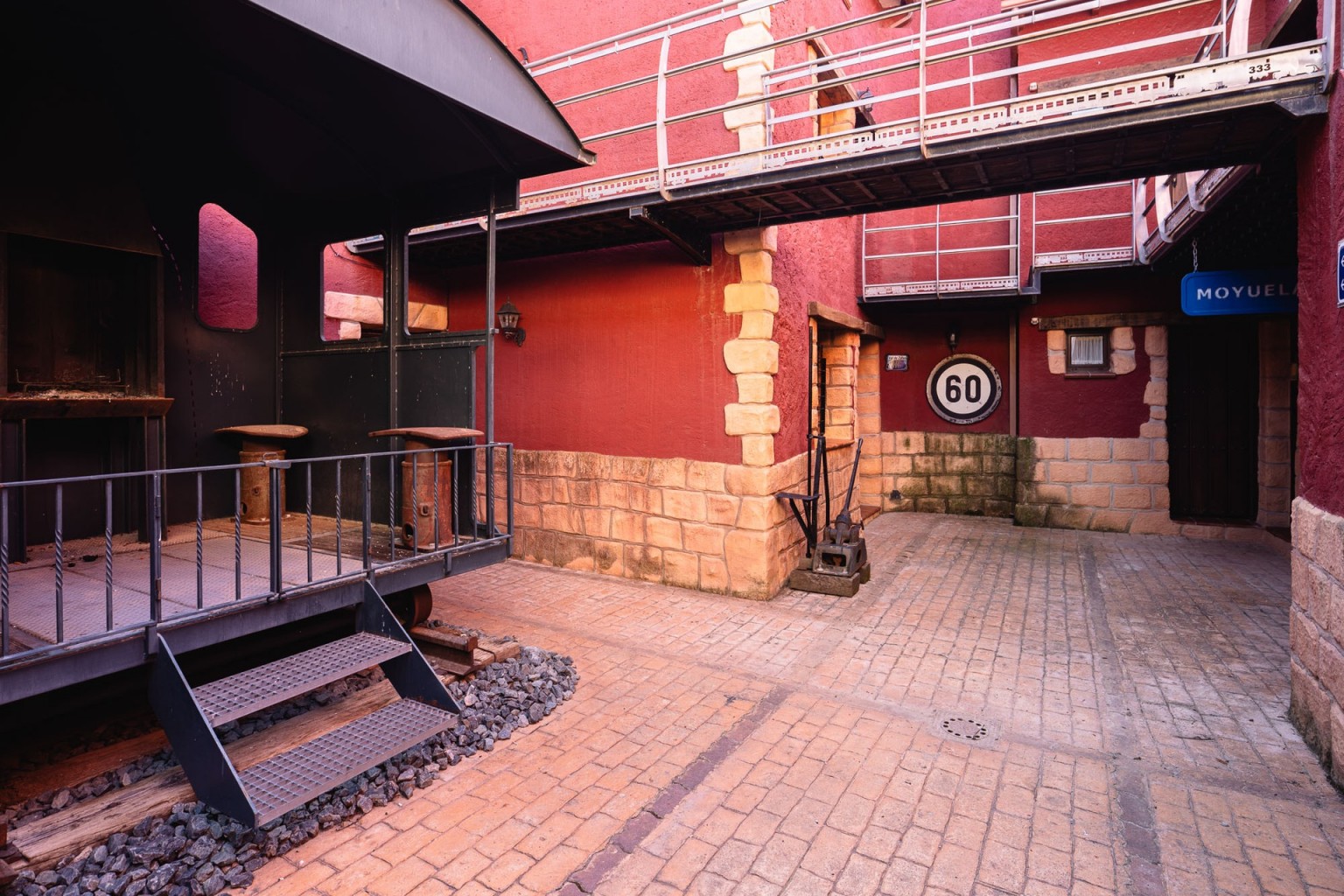 03-casa-rural-el-tren-moyuela-patio-ferroviario