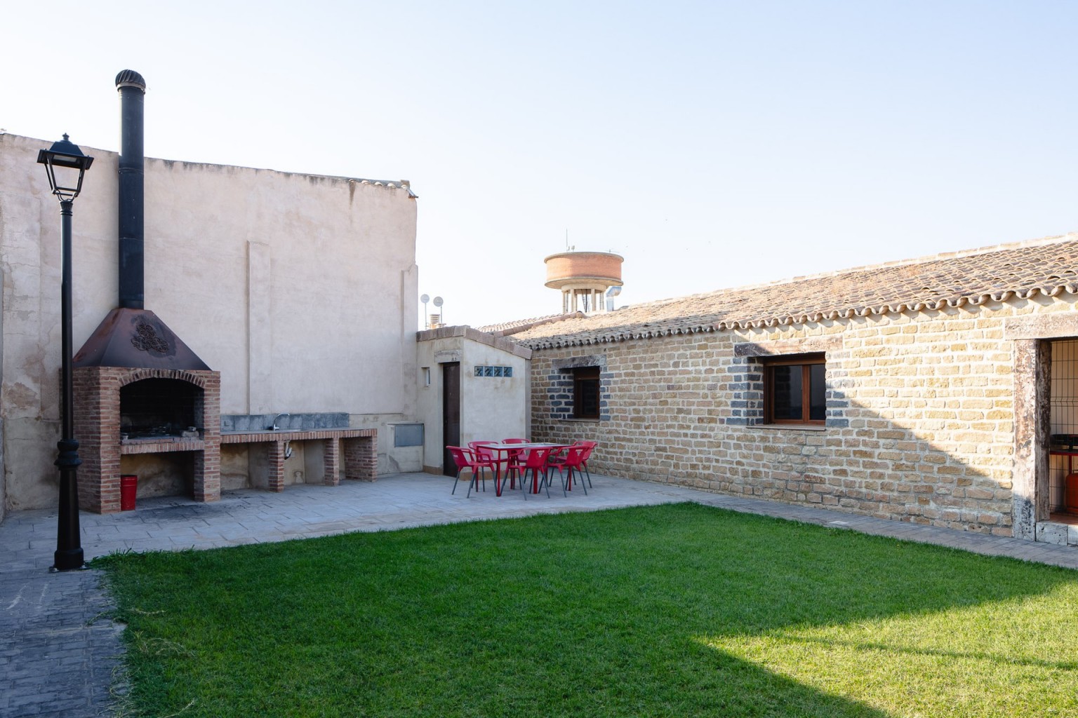 04-casa-rural-campo-de-belchite-la-granja-lecera-jardin-y-barbacoa