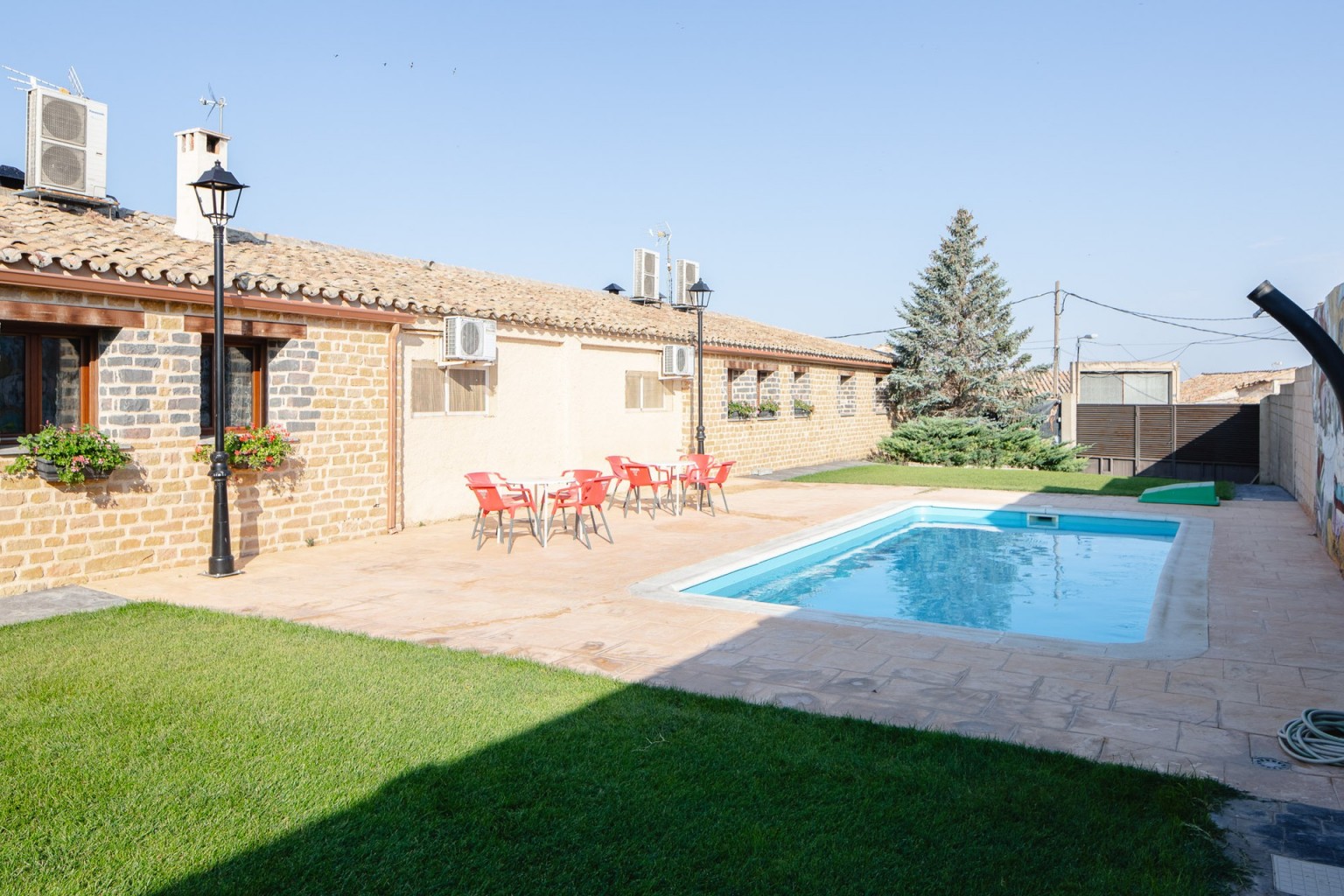 05-casa-rural-campo-de-belchite-la-granja-lecera-piscina